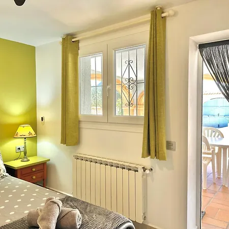 Apartamento Sunny In A Cosy With Shared Swimming Pool