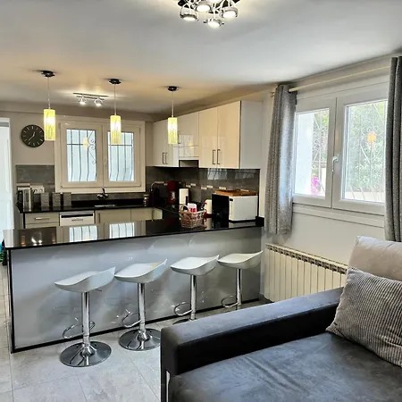 Apartament Sunny In A Cosy With Shared Swimming Pool