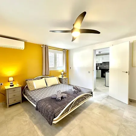 Sunny In A Cosy With Shared Swimming Pool *